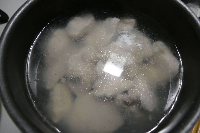 鶏むね肉を鍋でゆでる様子