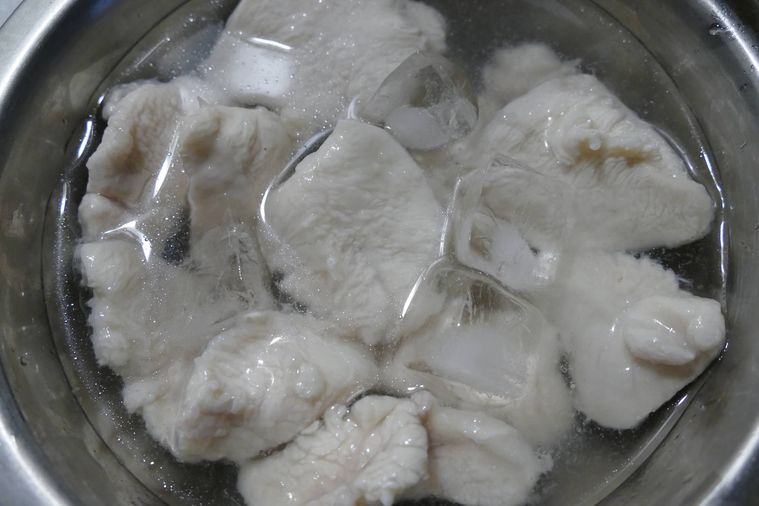 鶏むね肉を氷水に取った様子