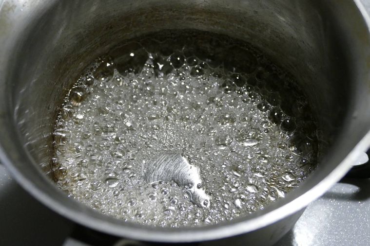 みりんを小鍋で煮立たせる様子
