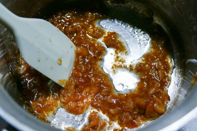 梅肉とみりんを混ぜる様子