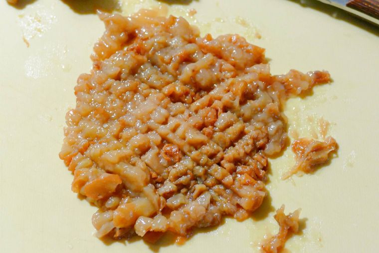 梅干しを包丁で叩いた様子