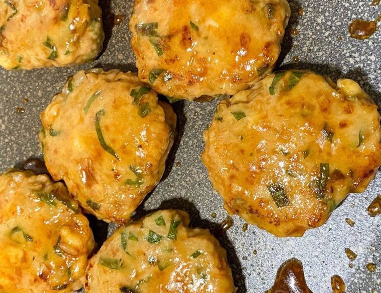 タネにたれを絡めている様子