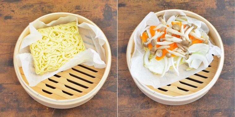 せいろに焼きそばの麺と野菜をのせている様子