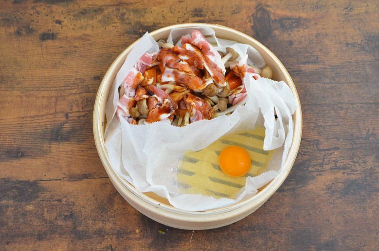 せいろに卵と焼きそばが入っている様子