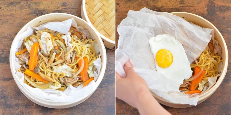 焼きそばに卵をのせている様子