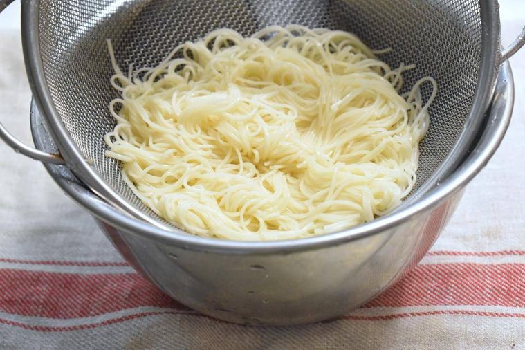ザルで水気を切ったそうめん