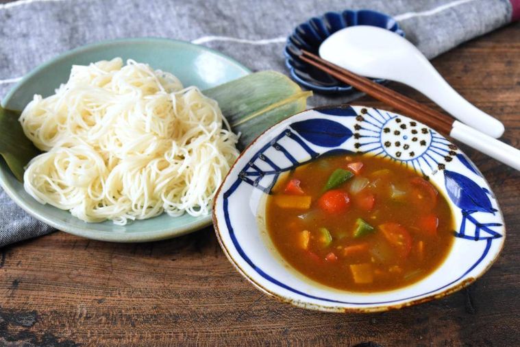 器に盛ったつけつゆとそうめん