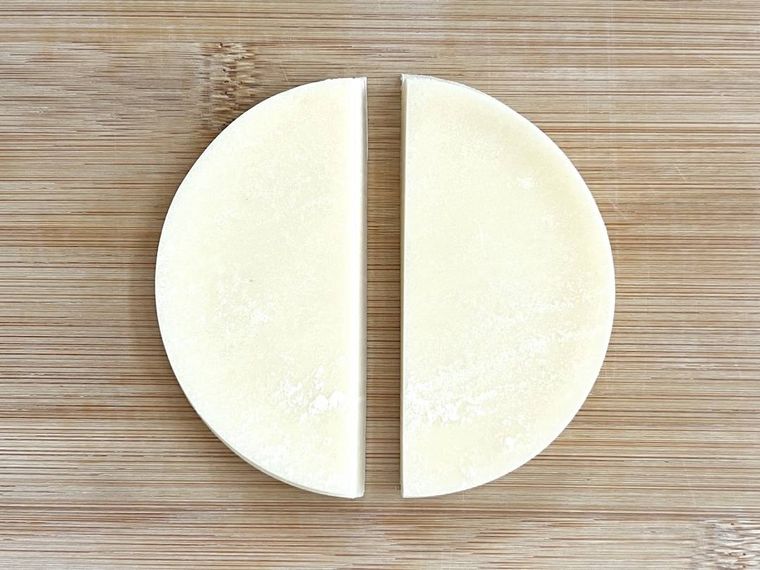 餃子の皮を半分に切った様子