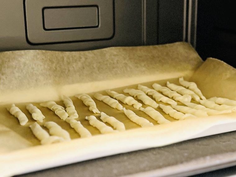 ねじった餃子の皮を電子レンジに入れた様子