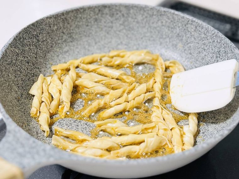 餃子の皮にタレを絡めている様子