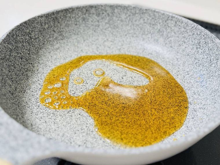 砂糖、みりん、しょうゆをひと煮立ちさせた様子