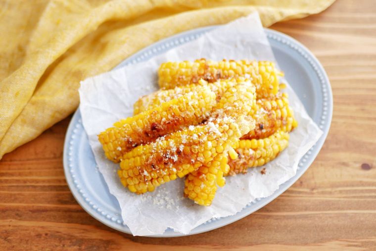 とうもろこしの唐揚げがオーバルプレートに盛られている