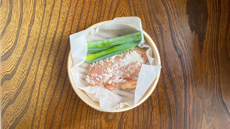鶏肉とネギが入ったせいろ