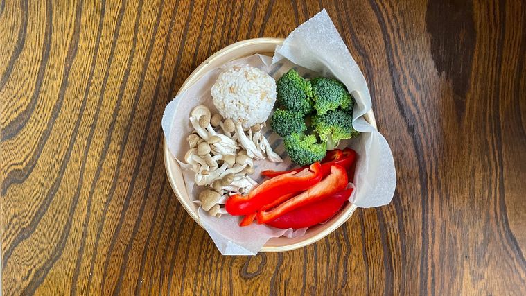 野菜とご飯が入ったせいろ