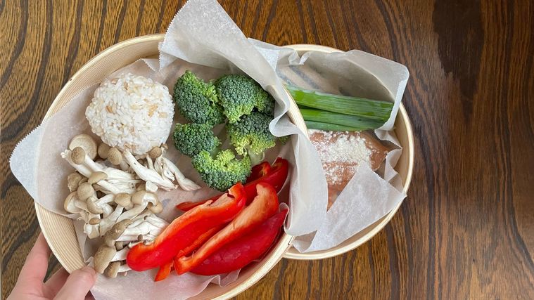 2段のせいろを重ねる様子