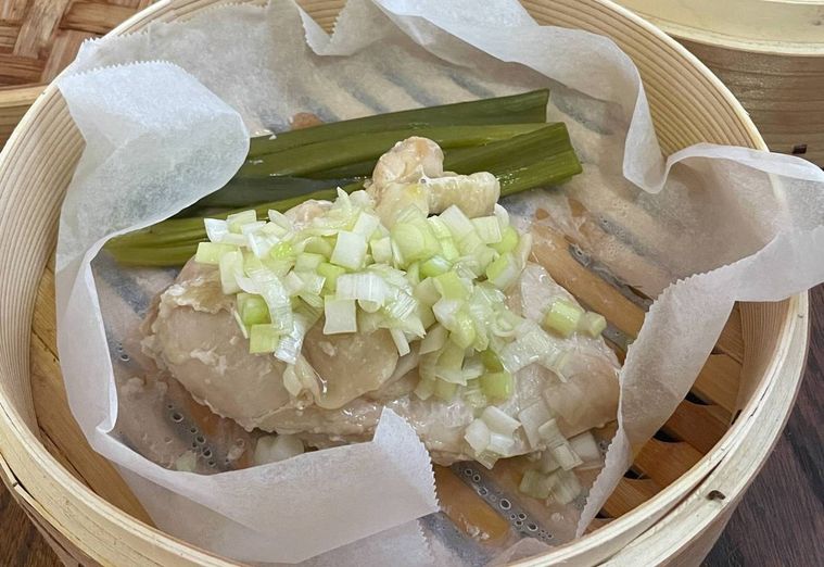 完成した蒸し鶏