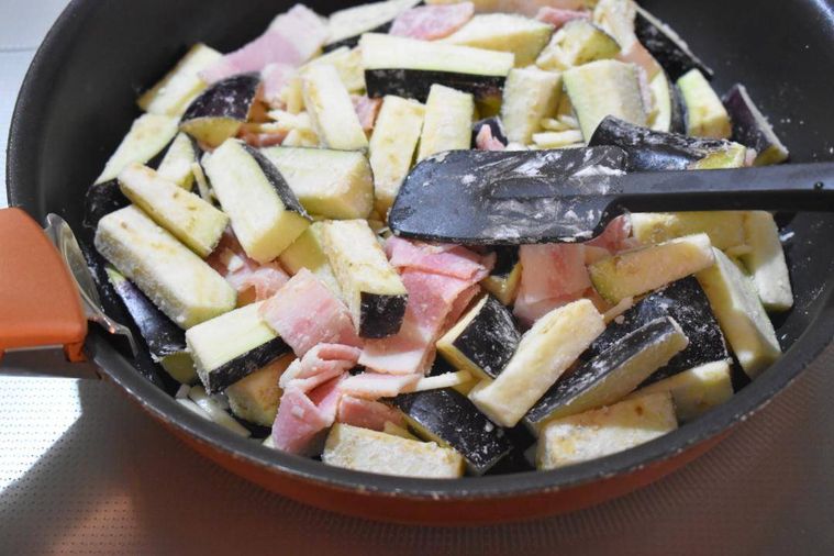 フライパンに広げたなすのガレットの材料