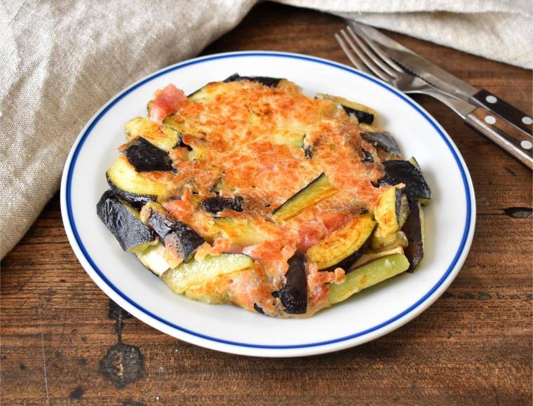 ナイフとフォークを添えたなすのガレット