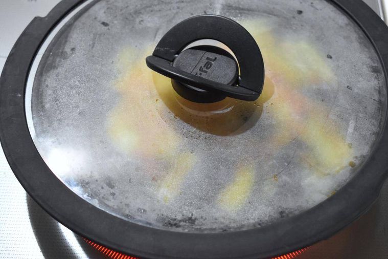 フタをしたフライパン