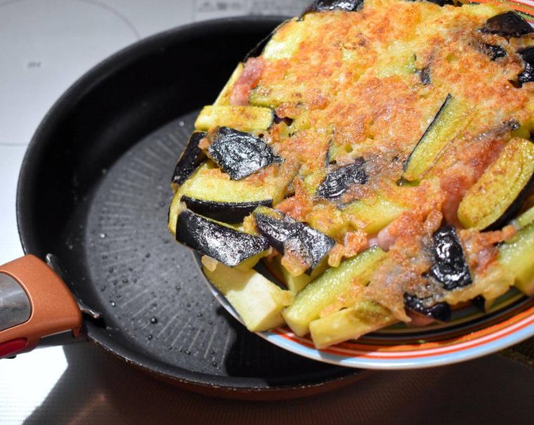 皿にのせたなすのガレット