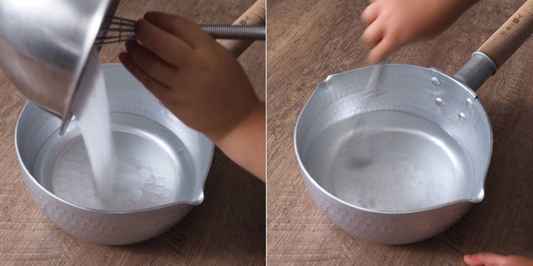 鍋にグラニュー糖とイナアガーを入れている