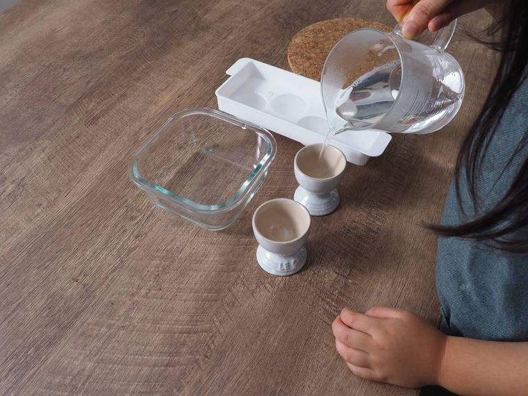 液体を型に流している