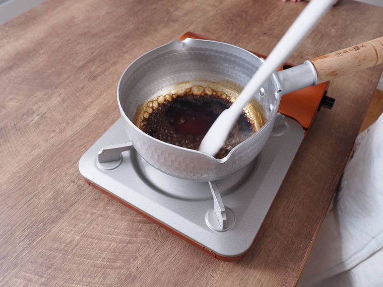 鍋を火にかけている