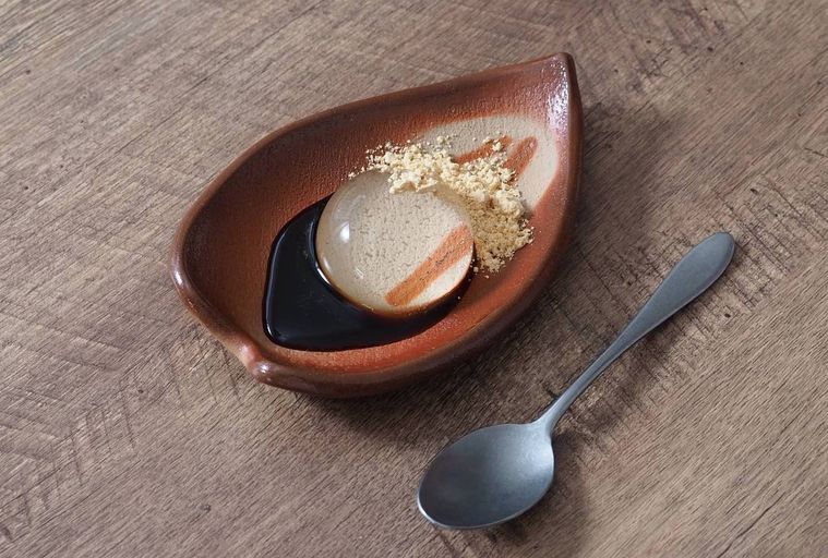 器に水わらび餅と黒みつ、きな粉が乗っている