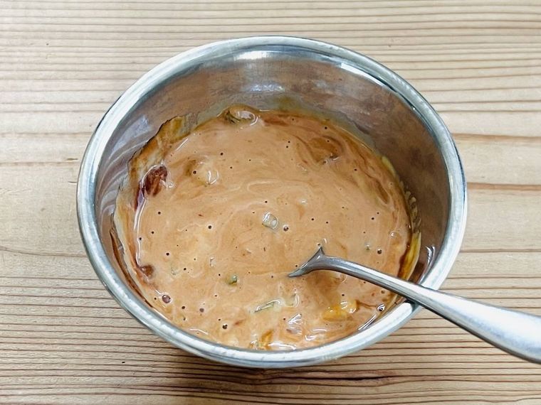 マヨネーズ、ケチャップ、ウスターソース、玉ねぎ、ピクルスを混ぜた様子