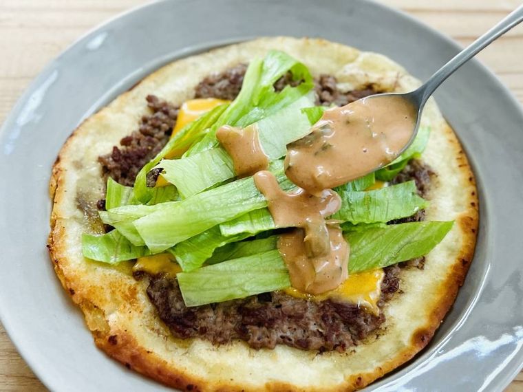 ビッグマックタコスにソースをかけている様子