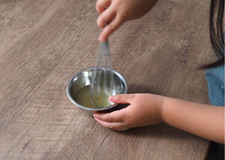 ゼラチンと水を混ぜている様子