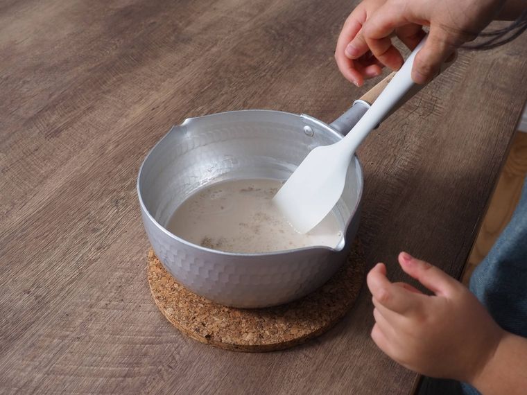 鍋の中にゼラチンを入れて溶かしている。