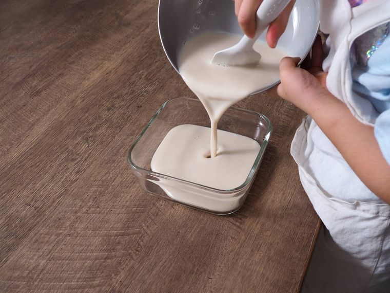 器に豆花を入れている。