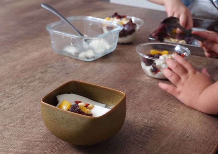 豆花にトッピングをしている。