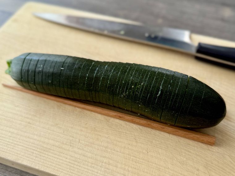 切り込みが入ったズッキーニ