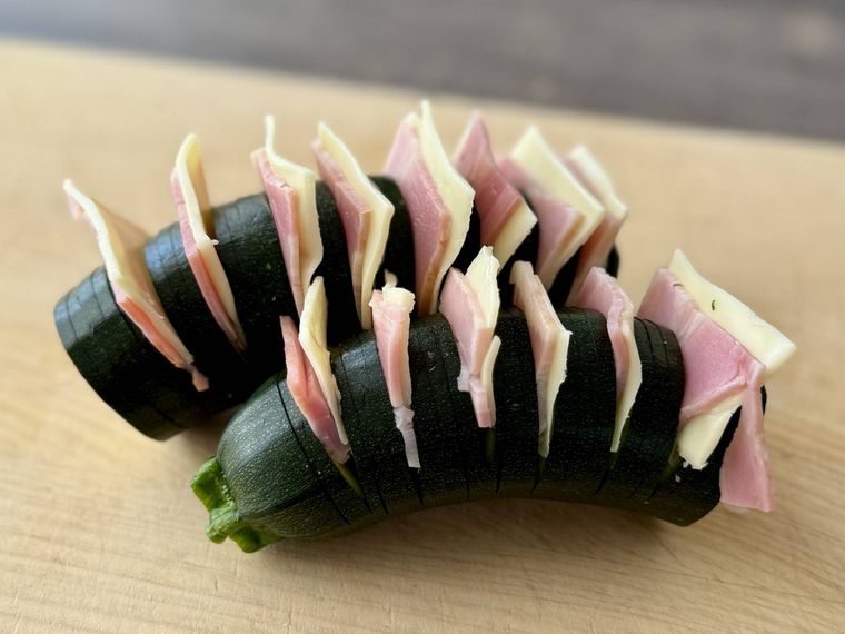 ズッキーニにベーコンとチーズが挟んである様子