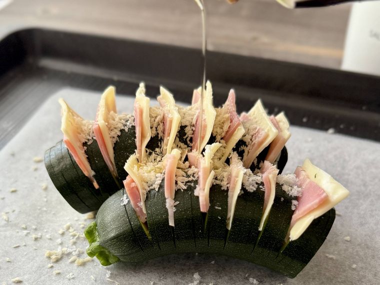 ズッキーニにオリーブオイルをかけている様子