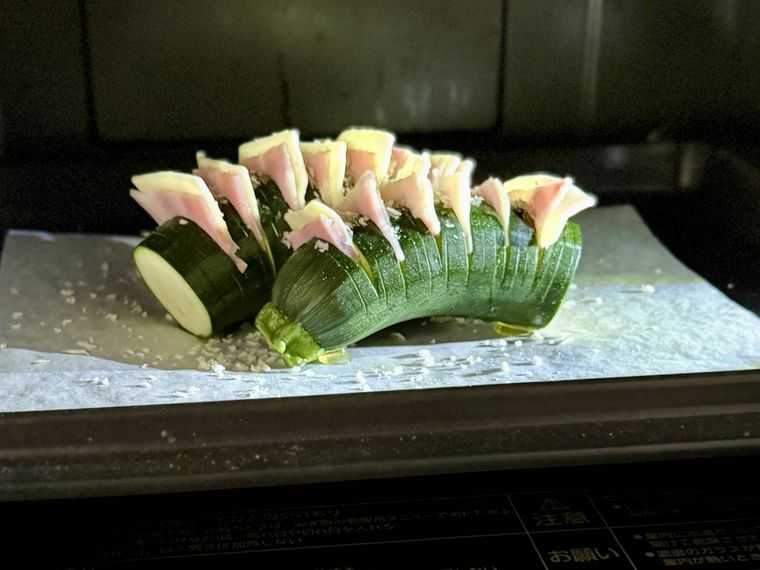 オーブンに入ったハッセルバックズッキーニの様子