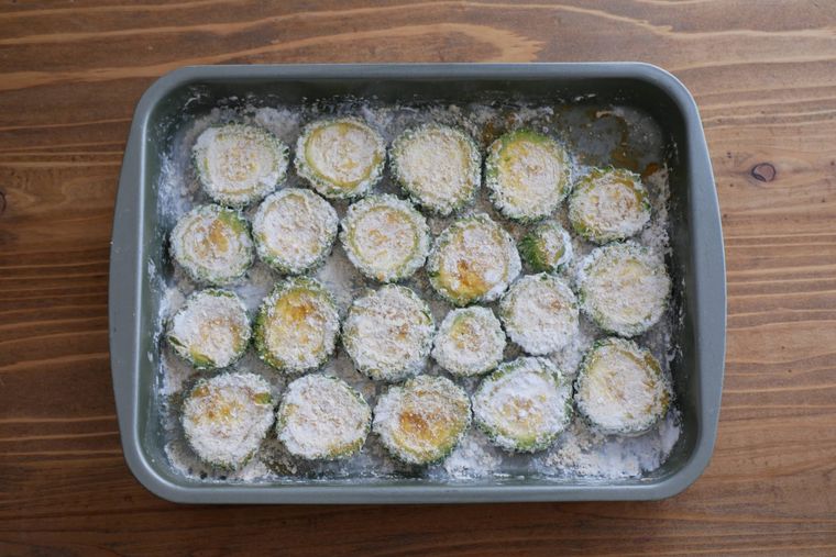 ゴーヤの輪切りに片栗粉とカレー粉をまぶす様子
