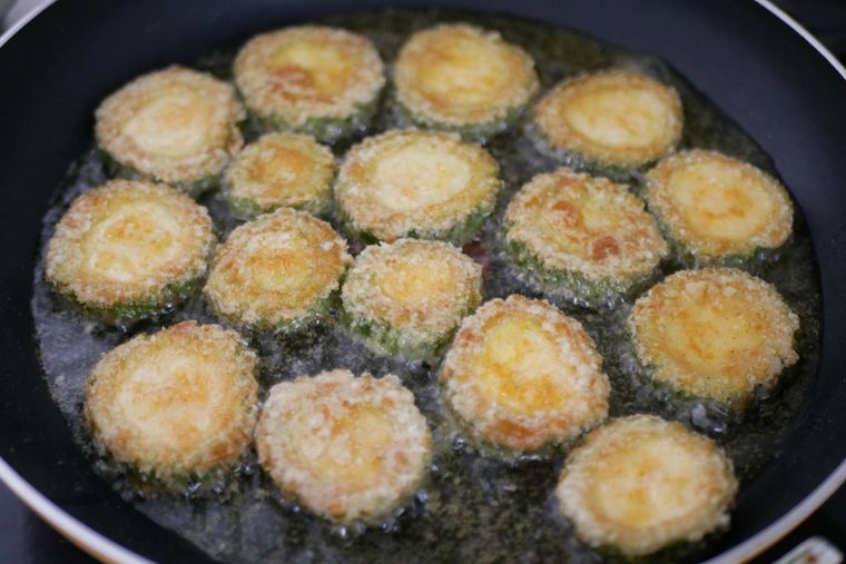 片栗粉とカレー粉をまぶしたゴーヤを揚げ焼きにする様子