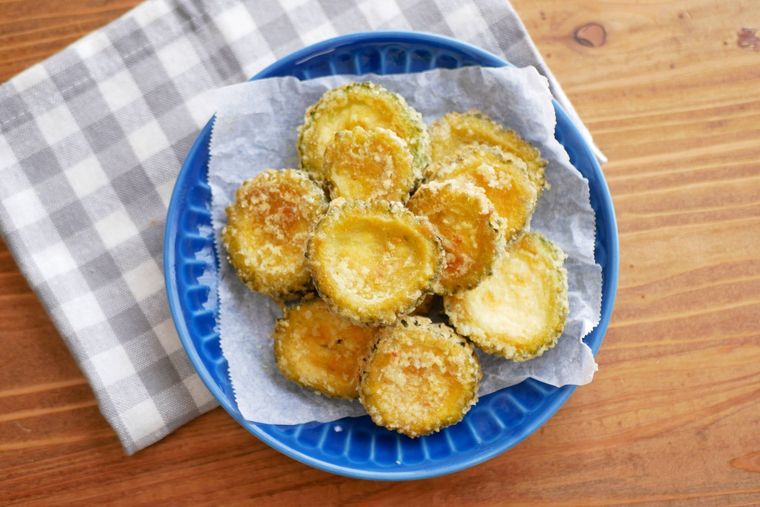 ゴーヤのワタごとカレー揚げが青い皿の上に盛られている