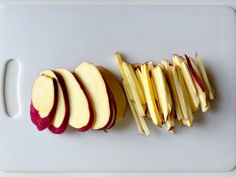 さつまいもを千切りにする様子