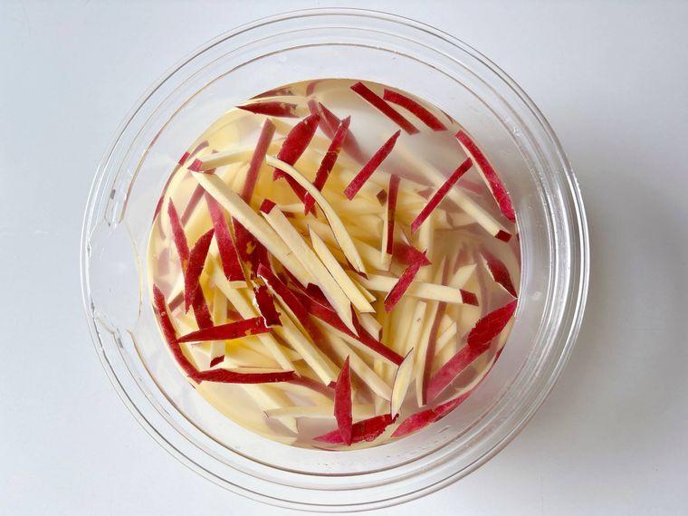 千切りのさつまいもを水にさらした様子