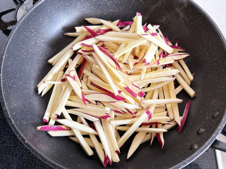 フライパンにさつまいもを入れた様子