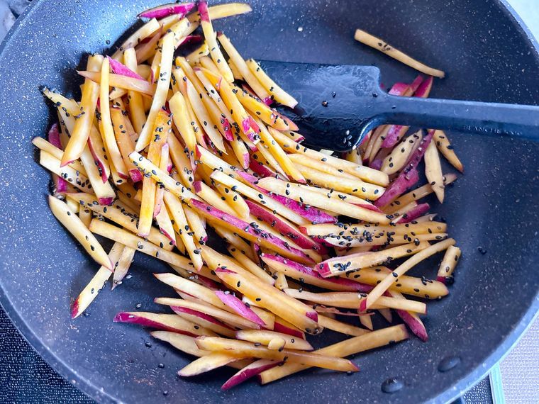 さつまいものきんぴらをゴムべらで炒める様子