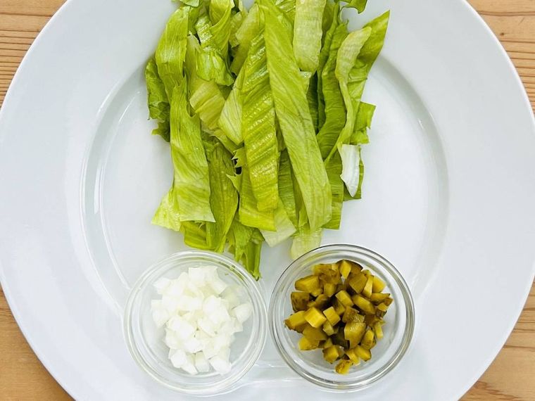 レタスを細切りに、玉ねぎとピクルスをみじん切りにした様子