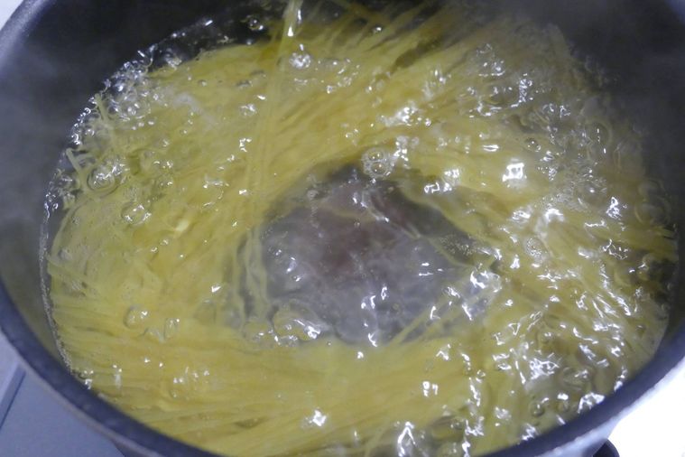 鍋でスパゲッティをゆでる様子