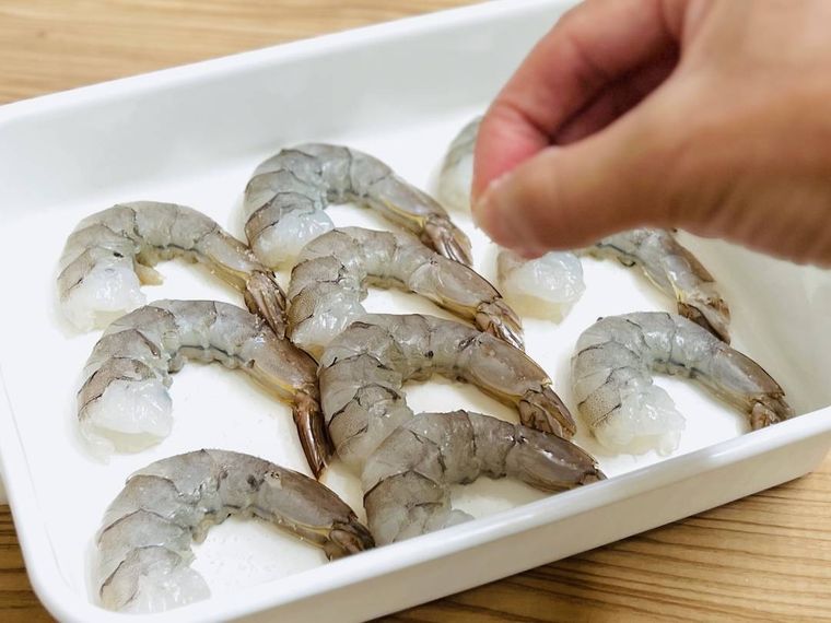 えびに塩を振っている様子