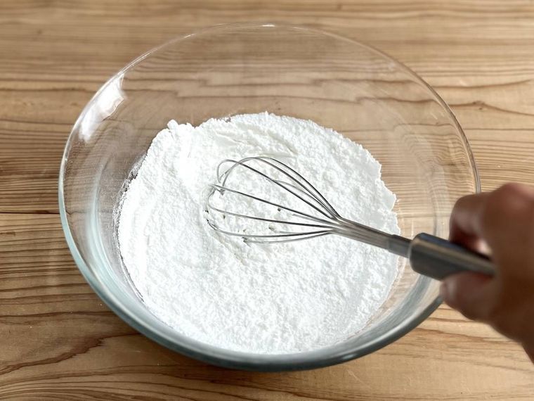 片栗粉、コーンスターチ、薄力粉、ベーキングパウダーを混ぜている様子