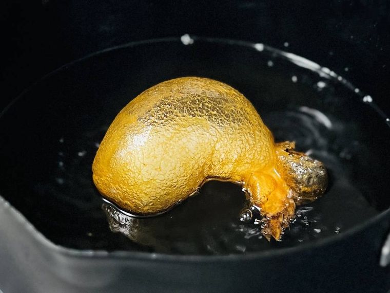 えび風船を揚げている様子